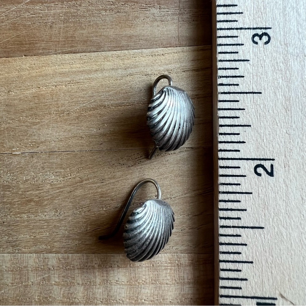 Vintage silver scallop seashell earrings on hooks - Picture 6 of 8